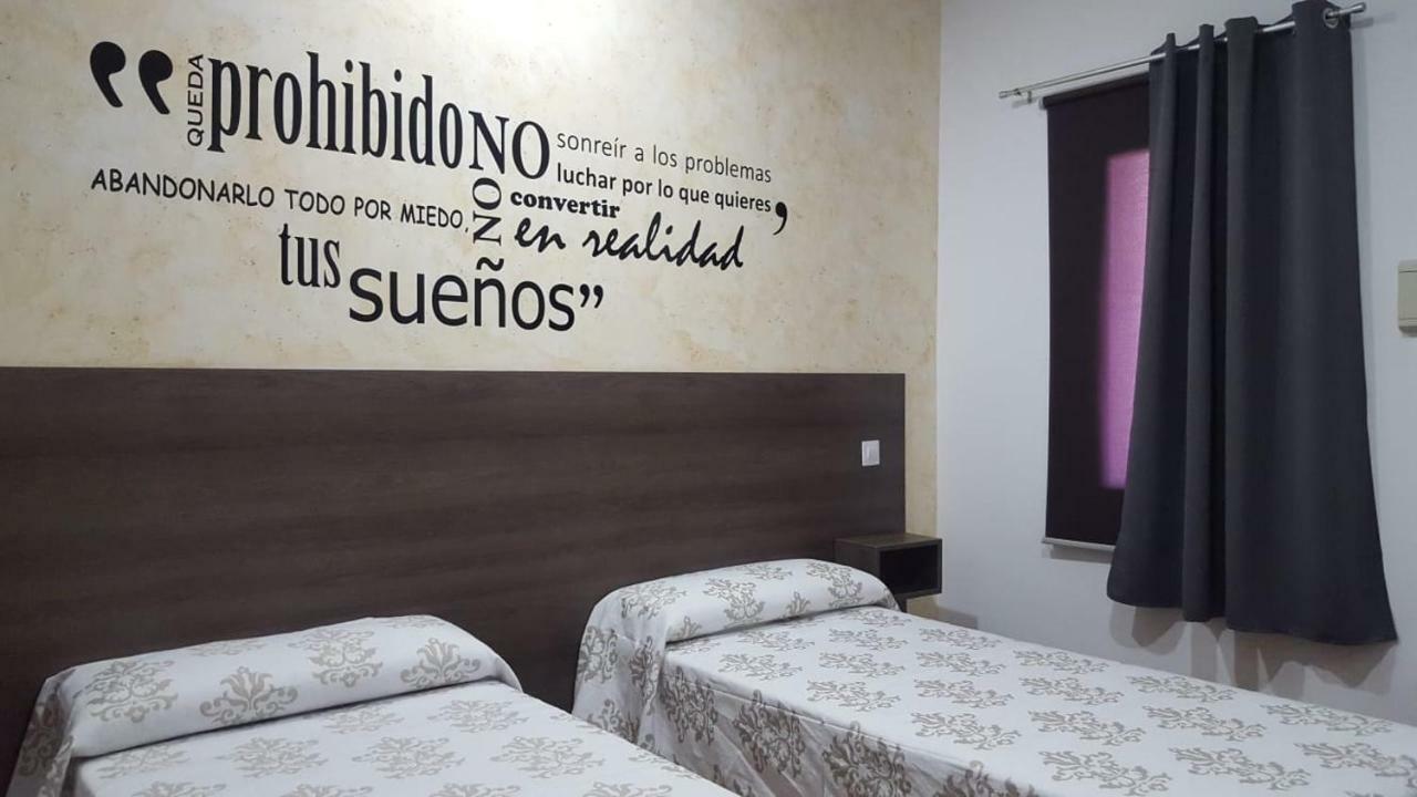 Hostal Almagro - Parking Exterior foto