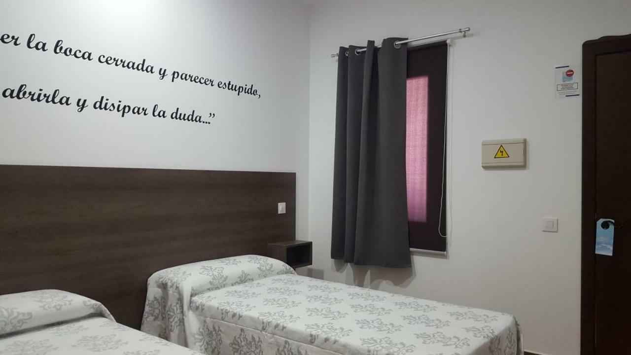 Hostal Almagro - Parking Exterior foto
